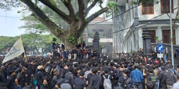 Massa Indonesia Gelap Malang Raya Demo Kebijakan Prabowo, PDIP Pasang Badan (foto/Bacaini)