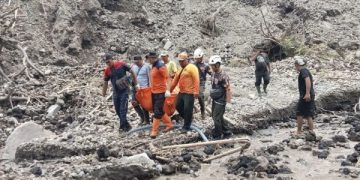 Kubur 2 Penambang Pasir di Blitar, Ini Upaya Petugas Bongkar Material Longsor (foto/ist)