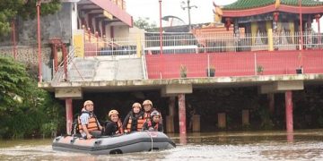 Pj Wali Kota Kediri Tinjau Bersih-Bersih Sungai Brantas Di Area Jembatan Lama Kota Kediri. Foto : Dok. Pemkot Kediri