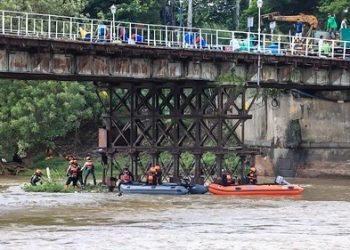 Pemkot Kediri Lakukan Pembersihan Sampah di Bawah Jembatan Lama. Foto : Dok. Pemkot Kediri