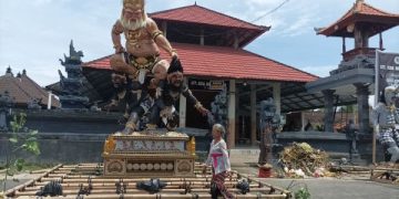 H-1 Nyepi, Malam ini Bali Menyala Pawai Ogoh-ogoh. Tampak persiapan pawai Ogoh-ogoh di salah satu Banjar di Kabupaten Gianyar. (foto/Bacaini)