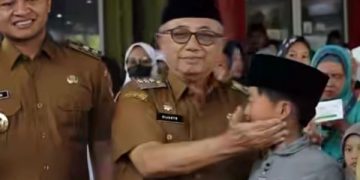 Oase, Cara Pemkab Blitar Muliakan Anak Yatim Piatu di Idul Fitri. Tampak Bupati Rijanto dan Wabup Beky Herdihansah (foto/ist)