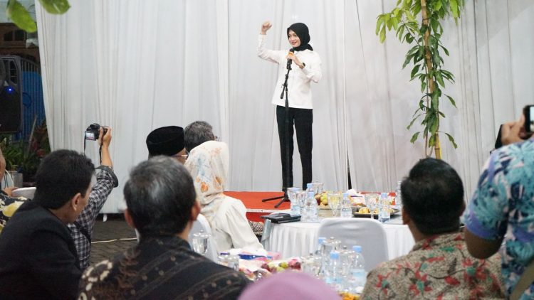Buka Bersama Masyarakat, Mbak Wali Libatkan UMKM Kota Kediri Pesan 10.000 Nasi Bungkus Daun Pisang