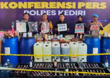 Polres Kediri menunjukkan miras palsu. Foto:bacaini/A.K. Jatmiko