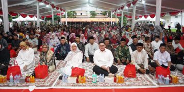 Utamakan Kepentingan Orang Banyak, Mas Dhito Beri Bantuan Ibu Tukang Pijat Ini. Foto : Dok. Pemkab Kediri