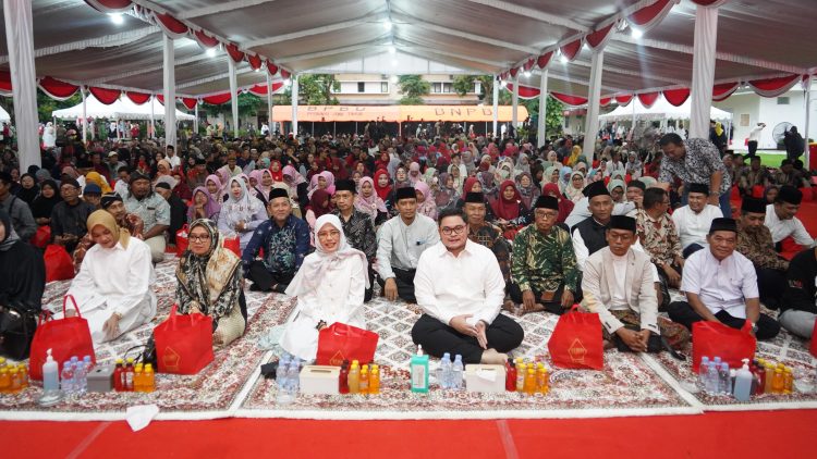 Utamakan Kepentingan Orang Banyak, Mas Dhito Beri Bantuan Ibu Tukang Pijat Ini