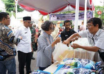 Wakil Wali Kota Kediri Qowimuddin Tinjau Bazar dan Operasi Pasar Murni. Foto : Dok. Pemkot Kediri