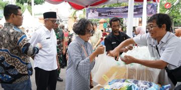 Wakil Wali Kota Kediri Qowimuddin Tinjau Bazar dan Operasi Pasar Murni. Foto : Dok. Pemkot Kediri