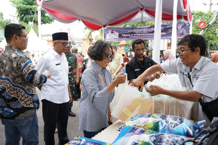 Wakil Wali Kota Kediri Qowimuddin Tinjau Bazar dan Operasi Pasar Murni. Foto : Dok. Pemkot Kediri