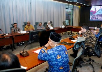 Mas Dhito Berlakukan Rapor Guru di SMA Dharma Wanita Boarding School. Foto : Dok. Pemkab Kediri