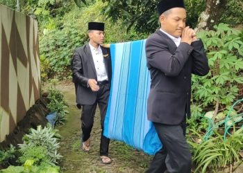Puluhan Santri Rela Memikul Sembako Untuk Warga Gunung Wilis