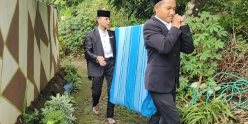 Puluhan Santri Rela Memikul Sembako Untuk Warga Gunung Wilis