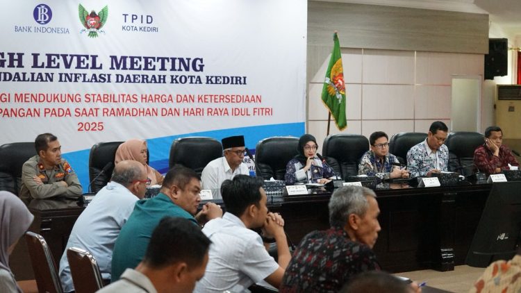 Mbak Wali Kota Kediri Paparkan Strategi Pengendalian Inflasi Pada High Level Meeting TPID. Foto : Dok. Pemkot Kediri