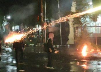 Aksi Tolak UU TNI Bentrok, Massa Lempar Bahan Peledak, 21 Orang Ditangkap