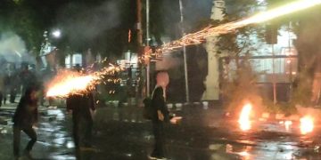 Aksi Tolak UU TNI Bentrok, Massa Lempar Bahan Peledak, 21 Orang Ditangkap