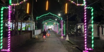 Tradisi Memasang Lampu LED Sambut Lebaran di Trenggalek