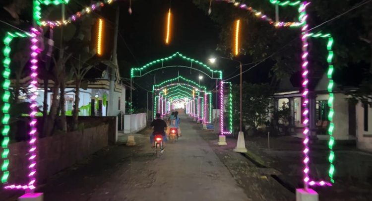 Tradisi Memasang Lampu LED Sambut Lebaran di Trenggalek