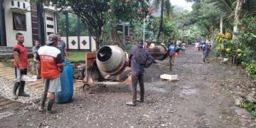 Bangun Jalan Sendiri, Cara Warga Trenggalek “Tampar” Pemkab (foto/Bacaini)