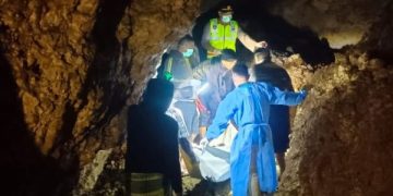 Kerangka Manusia Bersarung di Goa Pletes Malang Gerakkan Polisi (foto/ist)