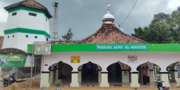 Melihat Masjid Al Khotib Kediri yang Berdiri Pada Masa Kolonial Belanda  (foto/Bacaini)