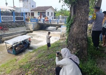 Warga Jombang Kepung Toyota Fortuner Usai Tabrak Lari