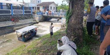 Warga Jombang Kepung Toyota Fortuner Usai Tabrak Lari (foto/Bacaini)