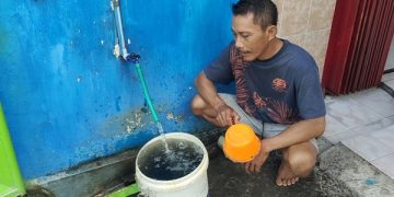 Diduga Tercemar Limbah Pabrik, Sumur Warga Berwarna Hitam dan Berbau Busuk