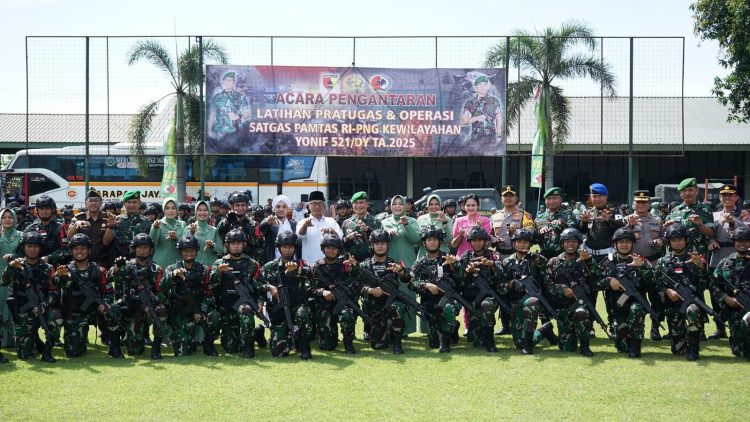 Gus Qowim Hadiri Upacara Pengantaran Latihan dan Operasi Satgas Pamtas Ri-PNG Kewilayahan Yonif 521 Dadaha Yodha. Foto : Dok. Pemkot Kediri