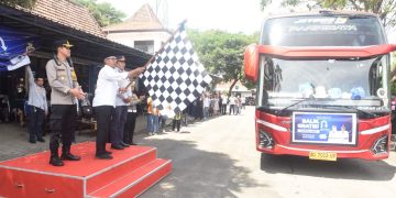 Wakil Wali Kota Kediri Berangkatkan Balik Gratis 2025 di Terminal Tamanan. Foto : Dok. Pemkot Kediri