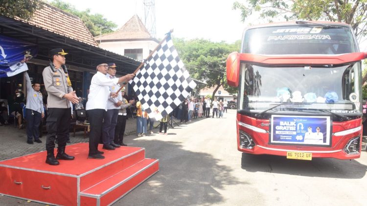 Wakil Wali Kota Kediri Berangkatkan Balik Gratis 2025 di Terminal Tamanan. Foto : Dok. Pemkot Kediri