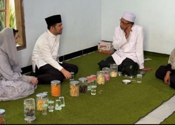 Emil Dardak dan Arumi Berlebaran Ketupat di Trenggalek
