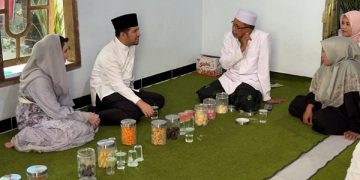 Emil Dardak dan Arumi Berlebaran Ketupat di Trenggalek