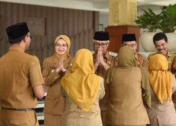 Hari Pertama Masuk Kerja, Mbak Vinanda dan Gus Qowim Halal Bihalal Bersama Jajaran Pemerintah Kota Kediri. Foto : Dok. Pemkot Kediri