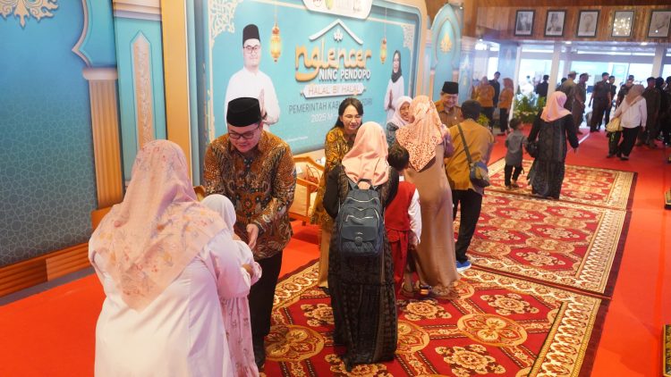 Pegawai Pemkab Kediri dan Instansi Vertikal Halal Bihalal Bareng Mas Dhito di Pendopo