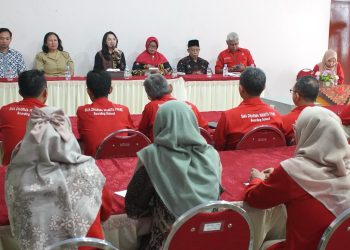 Mbak Cicha Perjuangkan Kesejahteraan Guru SMA Dharma Wanita. Foto : Dok. Pemkab Kediri