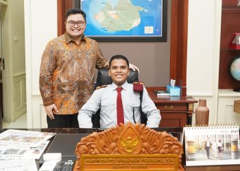Siswa SMA Dharma Wanita Duduk di Kursi Kerja Bupati. Foto : Dok. Pemkab Kediri