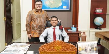 Siswa SMA Dharma Wanita Duduk di Kursi Kerja Bupati. Foto : Dok. Pemkab Kediri