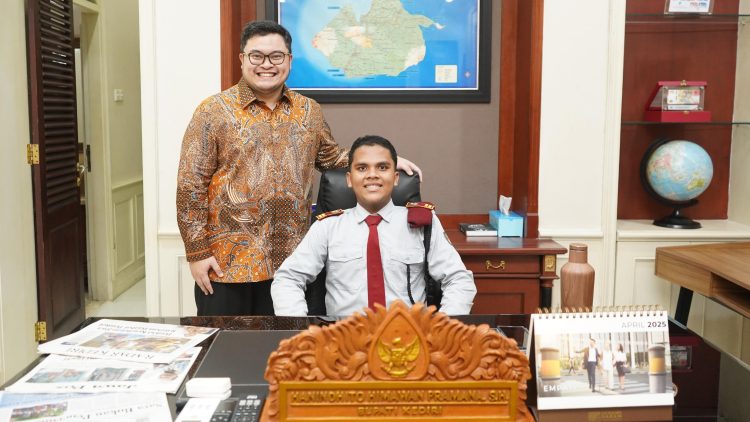 Siswa SMA Dharma Wanita Duduk di Kursi Kerja Bupati. Foto : Dok. Pemkab Kediri