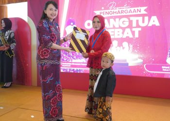 Mbak Cicha Beri Penghargaan Ratusan Orang Tua Hebat. Foto : DOk. Pemkab Kediri