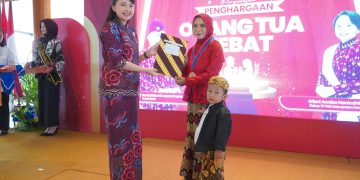 Mbak Cicha Beri Penghargaan Ratusan Orang Tua Hebat. Foto : DOk. Pemkab Kediri