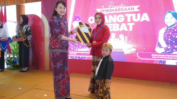 Mbak Cicha Beri Penghargaan Ratusan Orang Tua Hebat