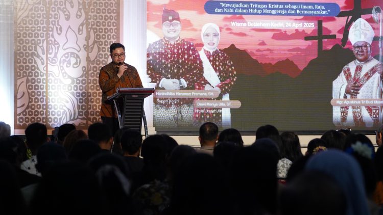 Hadiri Perayaan Paskah, Mas Dhito Sampaikan Bela Sungkawa Atas Meninggalnya Paus Fransiskus. Foto : Dok. Pemkab Kediri