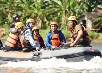 Mbak Wali Cek Kesiapan Hadapai Flushing di Sungai Brantas. Foto : Dok. Pemkot Kediri
