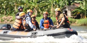 Mbak Wali Cek Kesiapan Hadapai Flushing di Sungai Brantas. Foto : Dok. Pemkot Kediri