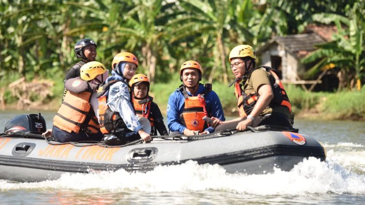 Mbak Wali Cek Kesiapan Hadapai Flushing di Sungai Brantas. Foto : Dok. Pemkot Kediri