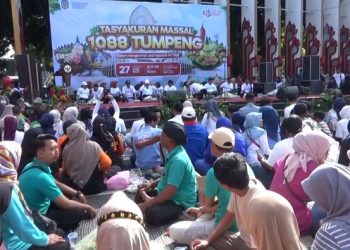 Warga Nganjuk Tumpah di Jalan untuk Menyantap Ribuan Tumpeng