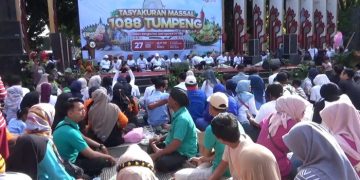 Warga Nganjuk Tumpah di Jalan untuk Menyantap Ribuan Tumpeng