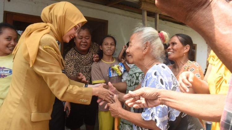 Mbak Wali Berikan Santunan. Foto : Dok. Pemkot Kediri