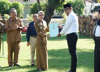 Mbak Wali Terima Penghargaan dan Serahkan SK CPNS dan PPPK. Foto : Dok. Pemkot Kediri