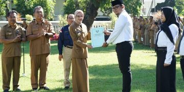 Mbak Wali Terima Penghargaan dan Serahkan SK CPNS dan PPPK. Foto : Dok. Pemkot Kediri
